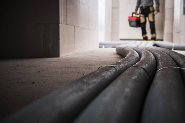Gasoductos de circulación de aire y recuperación de calor dentro de un edificio residencial de reciente desarrollo. Tema de la industria de HVAC. - Foto, imagen