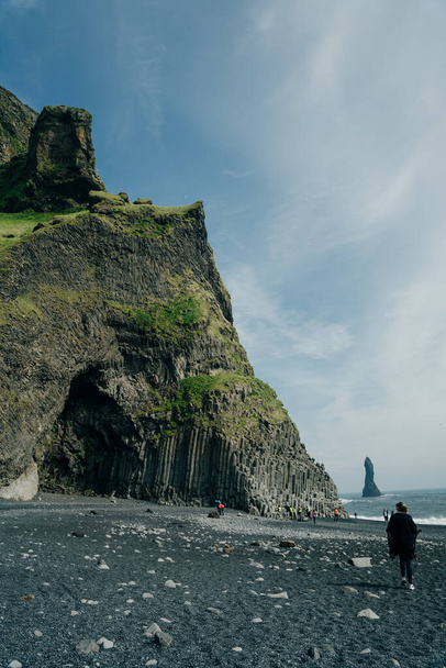 レイニス・フィハラの黒い砂浜とアイスランド南海岸のディルジーニー・プロモントリーのレイニス・フィハール山. 高品質の写真 - 写真・画像
