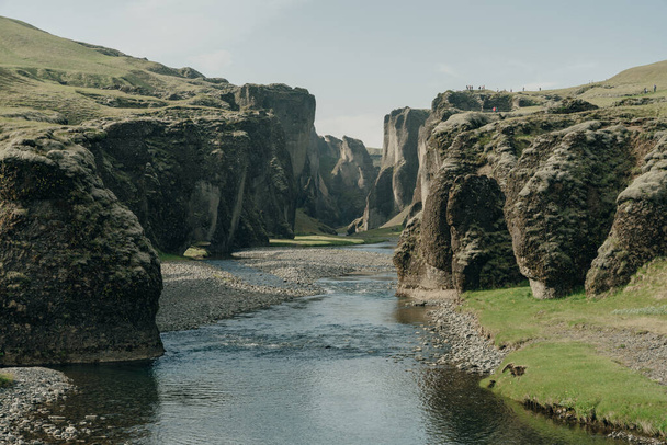 Kuuluisa Fjadrargljufur-kanjoni Islannissa. Top matkailukohde. Kaakkois-Islannissa, Euroopassa. Laadukas kuva - Valokuva, kuva