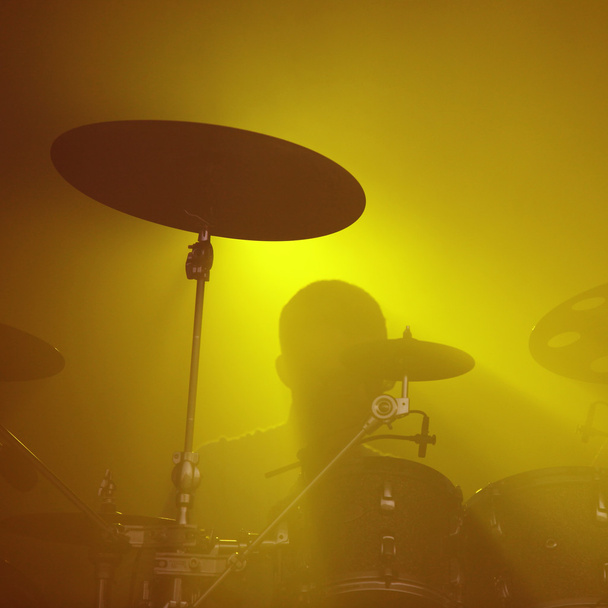 Schlagzeuger spielt im Konzert - Foto, Bild