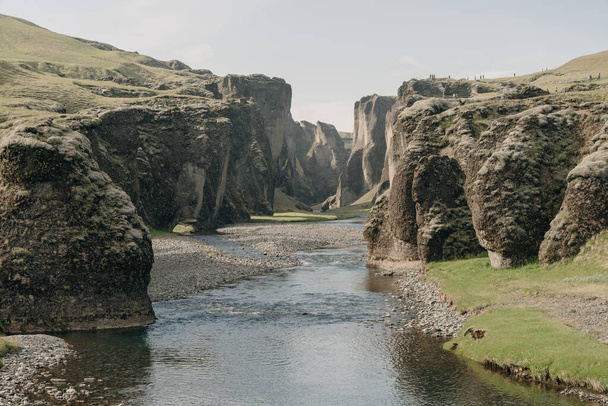 Słynny kanion Fjadrargljufur w Islandii. Najlepszy kierunek turystyczny. Południowy wschód Islandii, Europa. Wysokiej jakości zdjęcie - Zdjęcie, obraz