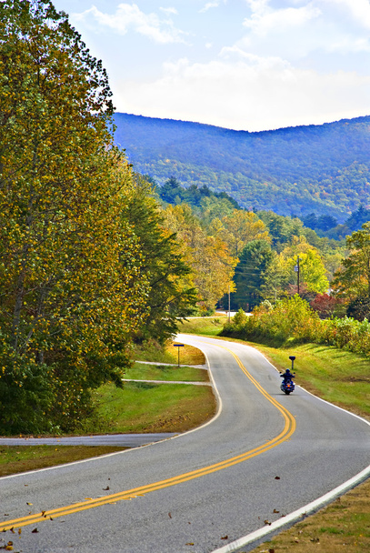 samotny motocykl na autostradzie - Zdjęcie, obraz