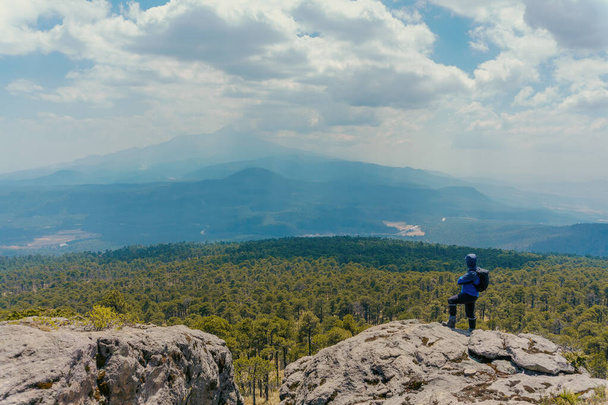 un hombre está solo en la cima de la roca - Foto, imagen