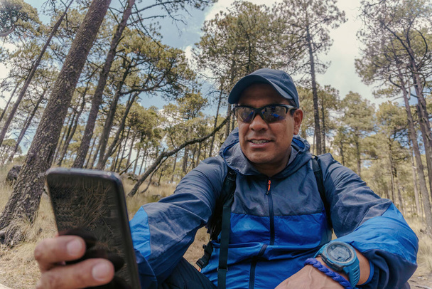 Um homem com telefone na floresta - Foto, Imagem