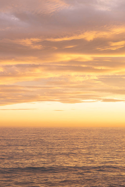 Klidný západ slunce nad středozemním mořem.  - Fotografie, Obrázek