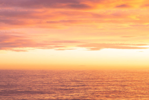 Πολύχρωμο ηλιοβασίλεμα πάνω από τη Μεσόγειο θάλασσα. - Φωτογραφία, εικόνα