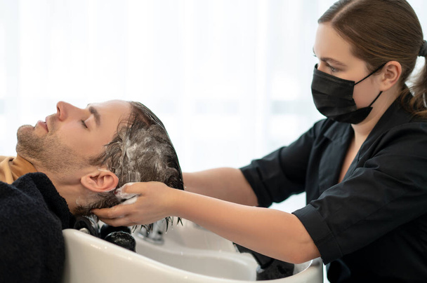 Beautician massaging head to the male customer - Фото, зображення