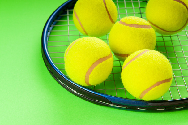 Concept de tennis avec balles et raquette
 - Photo, image
