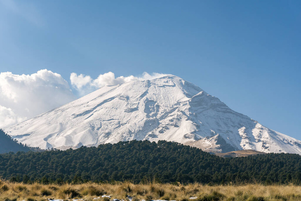 volcan popocatepetl enneigé avec ciel bleu - Photo, image
