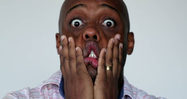 neurótico ansioso negro africano hombre mirando cámara en desesperación y crisis emocional reacción - Foto, imagen