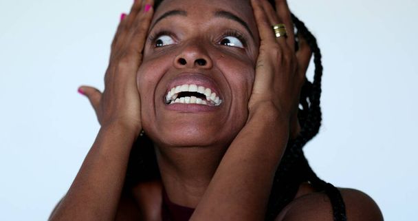 Ansiosa donna africana nera che reagisce a notizie orribili con orrore e shock. Persona disperata che urla - Foto, immagini