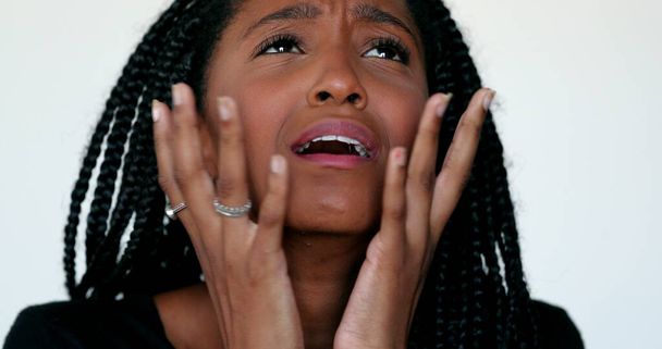 Ansioso africano negro adolescente chica emocional reacción, ataque de ansiedad adolescente - Foto, Imagen