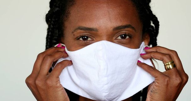 Africano mulher colocando máscara facial - Foto, Imagem