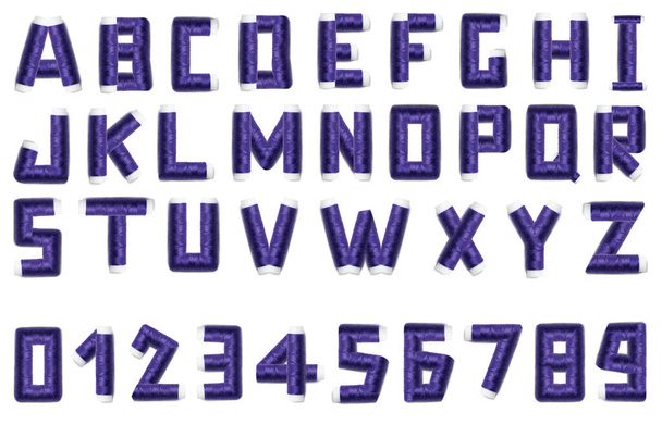 Beyaz arkaplanda izole edilmiş İngilizce alfabe ve iplik makaralarından numaralar. - Fotoğraf, Görsel