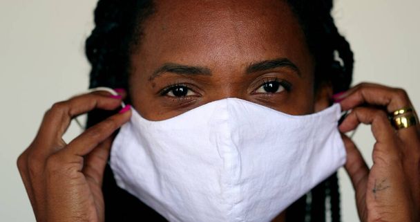Afričanky černošky žena na sobě covid-19 obličejová maska při pohledu na kameru - Fotografie, Obrázek