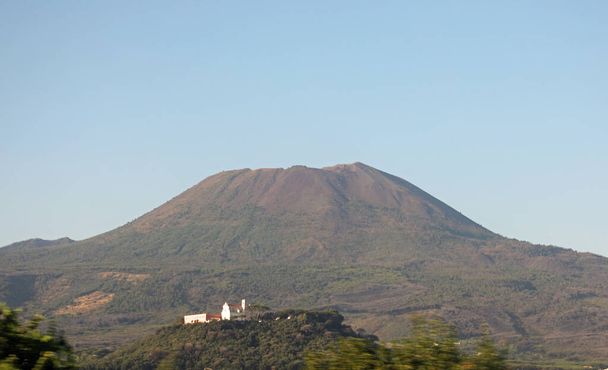 pohled na sopku Vesuv nebo Vesuviano v italském jazyce v blízkosti Neapole City v jižní Itálii - Fotografie, Obrázek