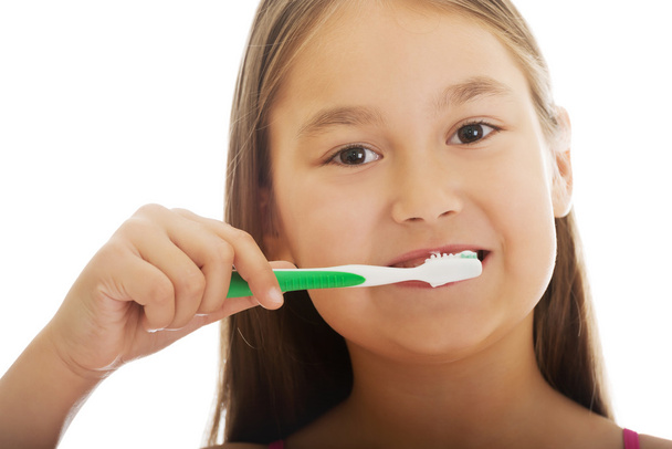Girl brushing teeth - Фото, зображення