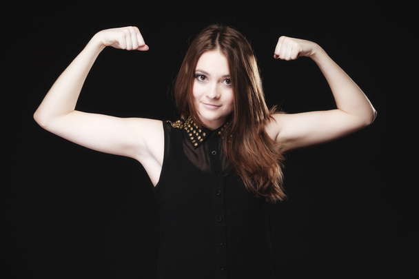 Teen girl showing her muscles - Фото, зображення