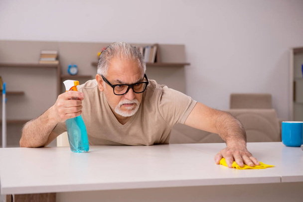 Alter Mann erledigt Hausarbeit zu Hause - Foto, Bild