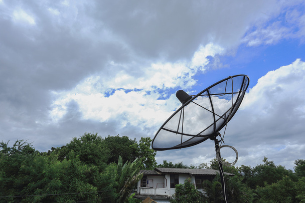 Satelliittiantennit ja TV-antennit tietoliikennetekniikan verkko
 - Valokuva, kuva