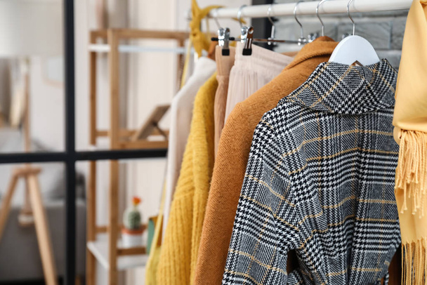 Rack με κομψά ρούχα στο μοντέρνο στούντιο της στυλίστριας μόδας - Φωτογραφία, εικόνα
