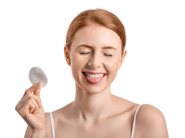 Ευτυχισμένη γυναίκα με σφουγγάρι μακιγιάζ σε λευκό φόντο - Φωτογραφία, εικόνα