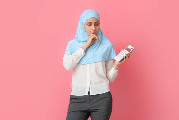 Muslimský tajemník s kalkulačkou na barevném pozadí - Fotografie, Obrázek