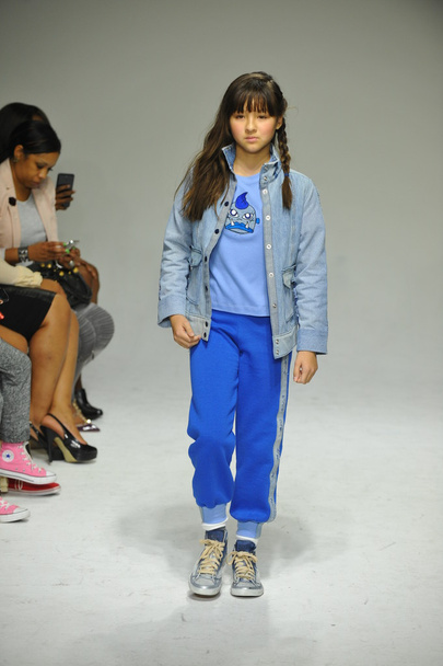 Model walks the runway during the Parsons preview - Foto, imagen