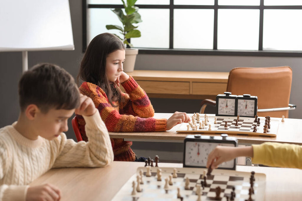 Μικρά παιδιά που παίζουν σκάκι κατά τη διάρκεια του τουρνουά στο κλαμπ - Φωτογραφία, εικόνα