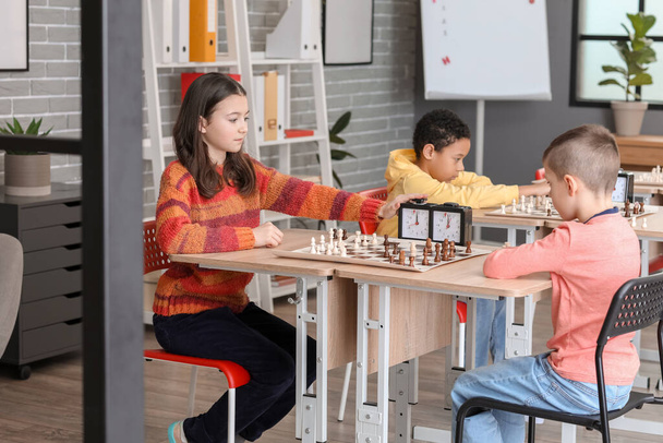 Petits enfants jouant aux échecs pendant le tournoi en club - Photo, image