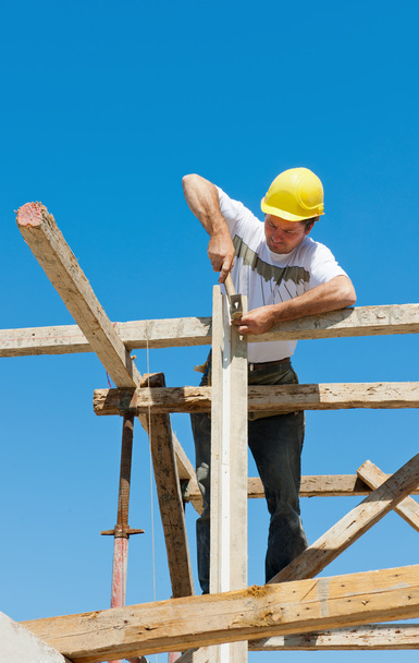 Trabajador de la construcción en andamio
 - Foto, imagen