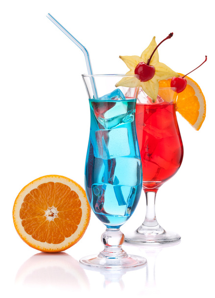 Kaksi trooppista cocktailia ja appelsiini
 - Valokuva, kuva