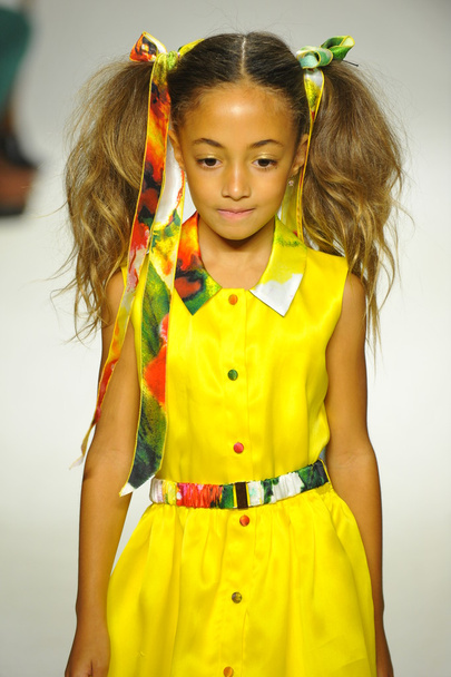 Модель ходить по злітно-посадковій смузі під час Alivia Simone preview at petite PARADE Kids Fashion Week - Фото, зображення