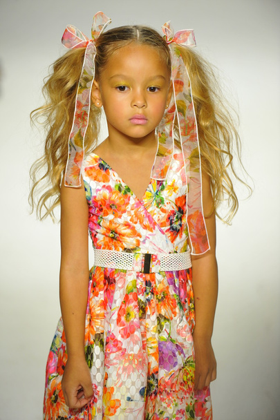 La modella percorre la passerella durante l'anteprima di Alivia Simone alla petite PARADE Kids Fashion Week
 - Foto, immagini