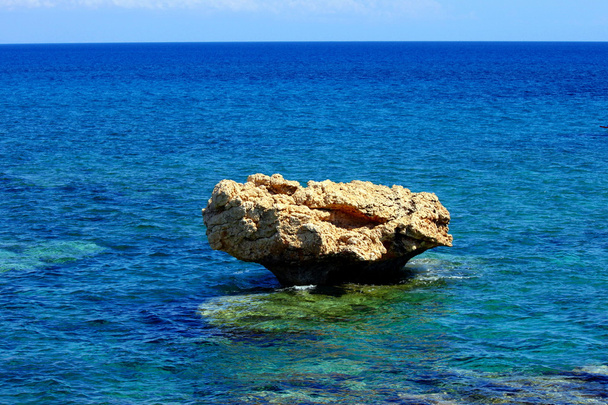 Steen in de zee - Foto, afbeelding