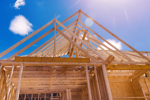 Υλικό κατασκευής σκεπής εγκατάσταση δοκών στεγών για στέγες υπό κατασκευή - Φωτογραφία, εικόνα