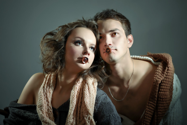 Мужчина и женщина одеты как вампир и ведьма. Хэллоуин
 - Фото, изображение