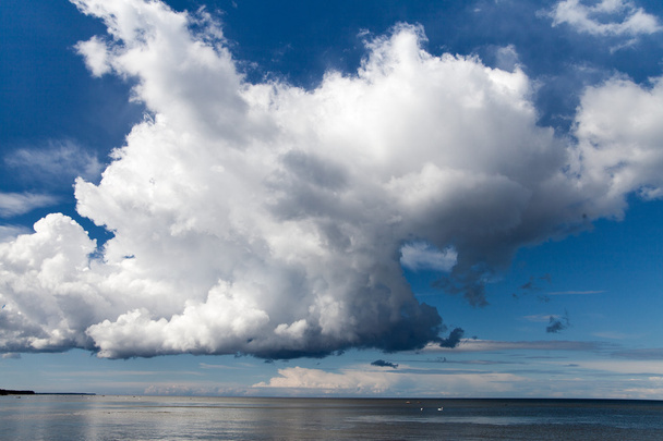 Big cloud over Baltic. - Foto, Imagen