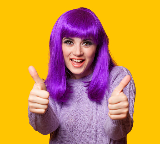 Chica feliz con el pelo violeta sobre fondo violeta
. - Foto, Imagen