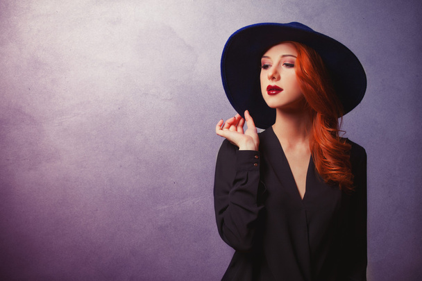Style redhead women in black on classic background - Foto, immagini