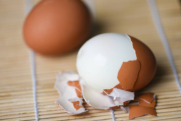 Taze kabuklu yumurta menü yemeği ahşap yumurta haşlama yumurta yumurta yumurta kahvaltısı sağlıklı yemek konsepti. - Fotoğraf, Görsel
