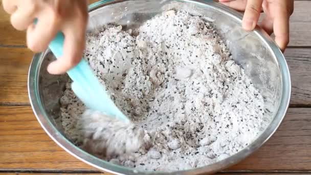 Ingrediente casero de las galletas de cereales del primer paso, vídeo de la acción
 - Metraje, vídeo