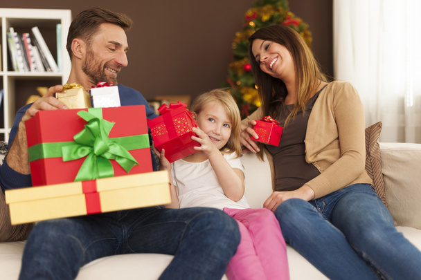 Щаслива сім'я з різдвяними подарунками
 - Фото, зображення