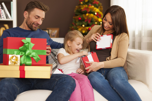 Família em tempo de Natal com presentes
 - Foto, Imagem