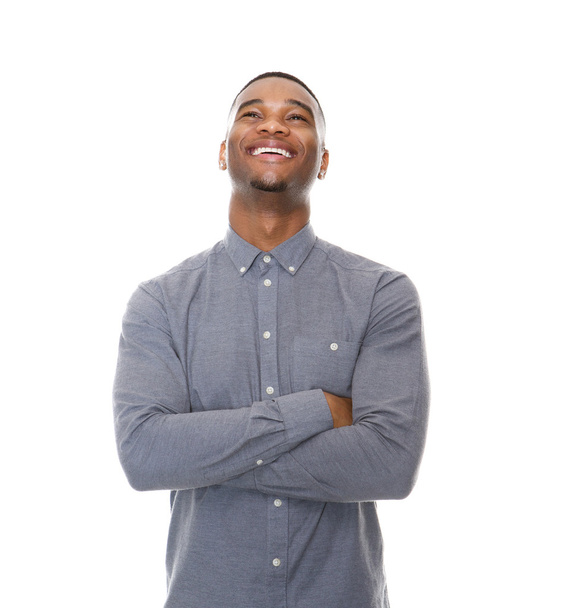 Naurava nuori musta mies kädet ristissä
  - Valokuva, kuva