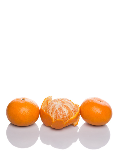 Um grupo de frutas laranja mandarim sobre fundo branco
 - Foto, Imagem