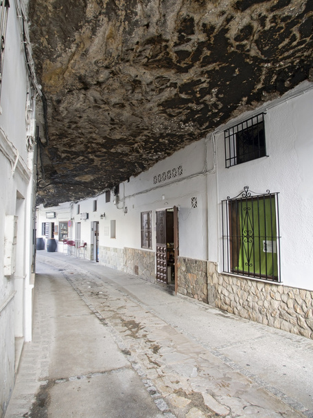 Malowniczej miejscowości Setenil Andalucia z domów osadzony w  - Zdjęcie, obraz