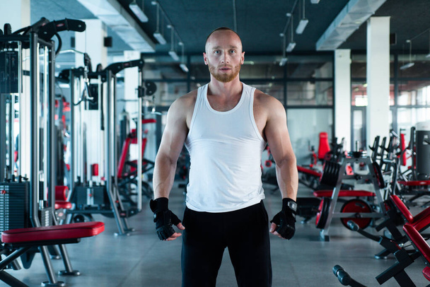 Fit man. Young muscular man in gym. Athletic male sport man. Fitness sports concept. - 写真・画像
