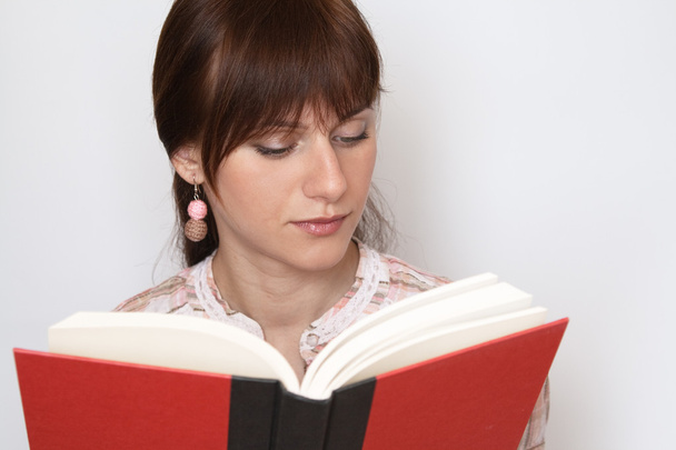 genç güzel esmer kırmızı kitap okuma - Fotoğraf, Görsel