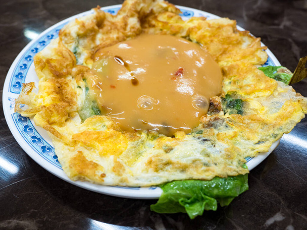 Tajvan jellegzetes hagyományos snack osztriga omele. - Fotó, kép